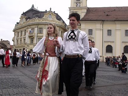 Aufmarsch der Schüler der Trachten beim Maifest 2010 (Foto: Holger Wermke)