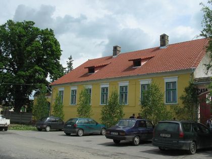 Maibäume vor dem Petersdorfer Pfarrhaus (Foto: Georg Boer)