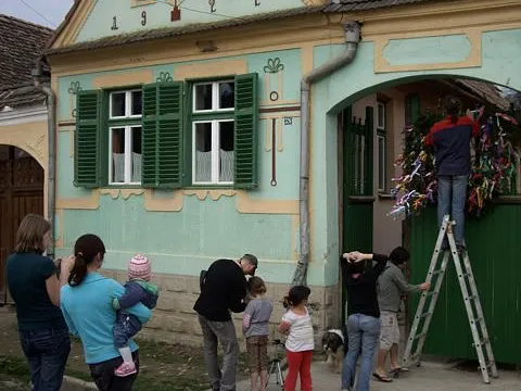 Palmzweige Tragen – Fast fertig geschmücktes Hoftor
