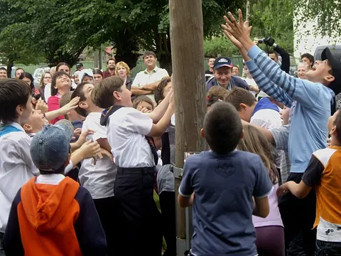 Kronenfest Kerz – Bonbonregen auf die Kinder