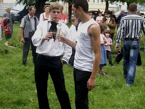 Kronenfest Kerz – Anstoßen mit dem Kronen-Schnaps