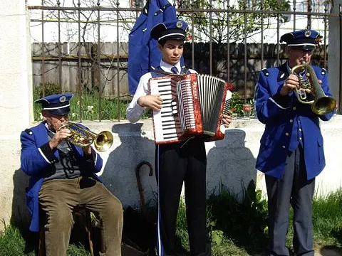 Maiblasen 2010 – Probstdorfer Blaskapelle am 1. Mai in Roseln