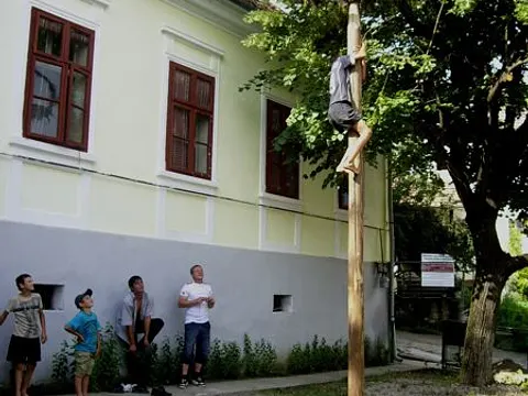Kronenfest Scholten – Am Abend: Klettert die Dorfjugend auf den Kronenstamm, so war es früher auch