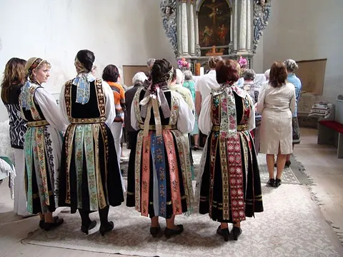 Heimattreffen August 2010 – Die ausgewanderten Reußener in Tracht in der Kirche beim Abendmahl