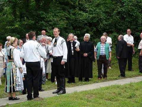 Heimattreffen August 2010 – Nach dem Gottesdienst vor der Reussener Kirche