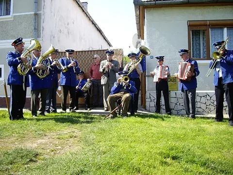 Maiblasen 2010 – Probstdorfer Blaskapelle vor dem Haus der Roselner Kuratorin Frau Merle