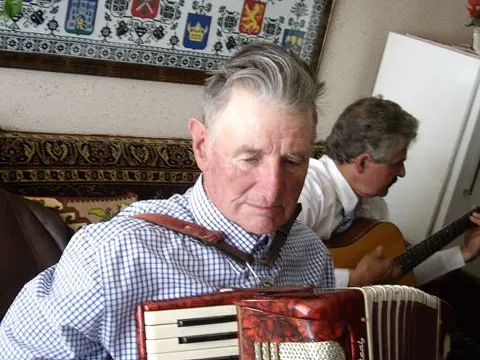 Maiblasen 2010 – In der Stube von Sofia Merle in Roseln, alle Adjuvanten sind zu Vesper und Wein eingeladen und bedanken sich mit einem Ständchen
