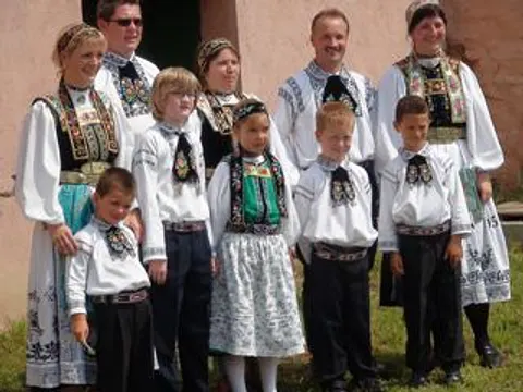 Heimattreffen August 2010 – Gruppenbild vor dem Pfarrhaus