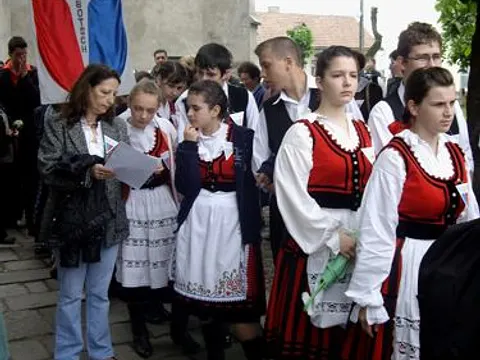 Maifest 2010 – Mitglieder ungarischer Tanzgruppe in Tracht vor dem Marsch