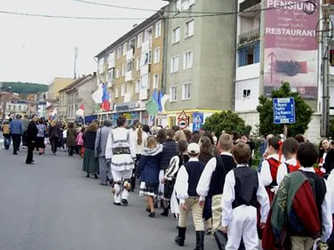 Maifest 2010 – Marsch der Schüler und Tanzgruppen durch die Stadt in den Ziegenwald