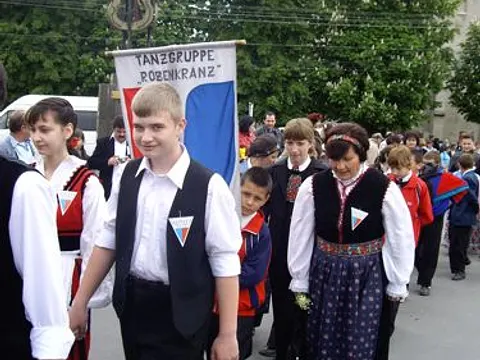 Maifest 2010 – Marsch der Schüler und Tanzgruppen durch die Stadt in den Ziegenwald