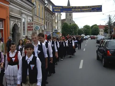 Maifest 2010 – Marsch der Schüler und Tanzgruppen durch die Stadt in den Ziegenwald