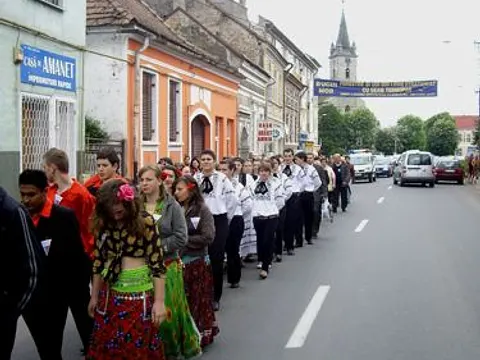 Maifest 2010 – Marsch der Schüler und Tanzgruppen durch die Stadt in den Ziegenwald