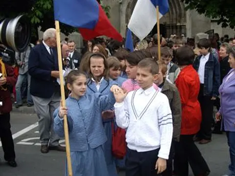 Maifest 2010 – Schüler sammeln sich vor der Evangelischen Kirche zum Marsch in den Ziegenwald