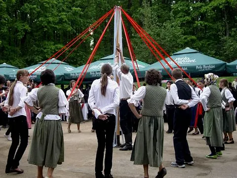 Maifest 2010 – Programm im Ziegenwald: Schüler der deutschen Abteilung der Alexander-Maior-Schule tanzen den Bändertanz