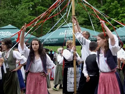 Maifest 2010 – Programm im Ziegenwald: Schüler der deutschen Abteilung der Alexander-Maior-Schule tanzen den Bändertanz
