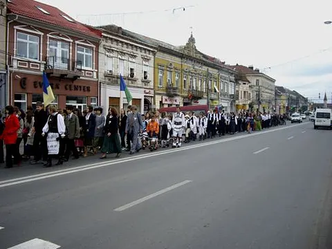 Maifest 2010 – Marsch der Schüler und Tanzgruppen durch die Stadt in den Ziegenwald