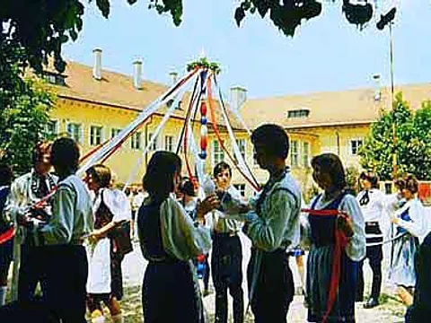 Kronenfest 1978 – Bändertanz im Schulhof (Foto: Wilhelm Roth)