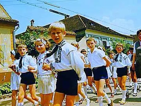 Kronenfest 1978 – Marsch der Schulkinder durch Zeiden zum Festplatz (Foto: Wilhelm Roth)