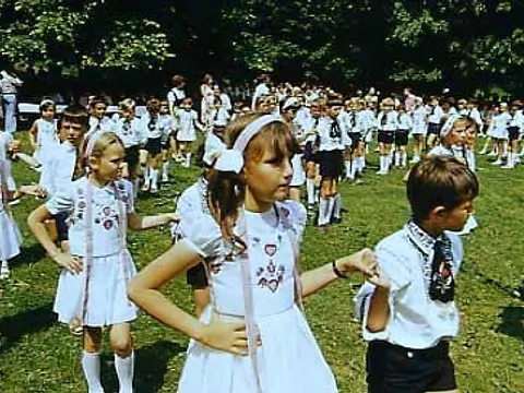 Kronenfest 1978 – Kinder auf dem Festplatz in Tracht (Foto: Wilhelm Roth)