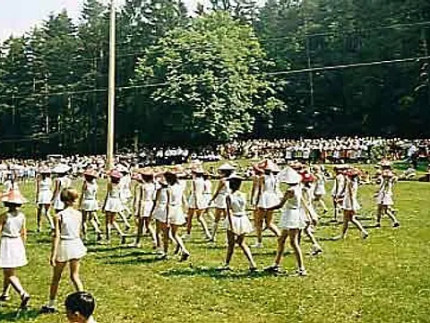 Kronenfest 1978 – Kinder auf dem Festplatz bei Wettspielen (Foto: Wilhelm Roth)