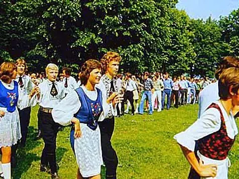 Kronenfest 1978 – Jugendliche in Tracht (Foto: Wilhelm Roth)