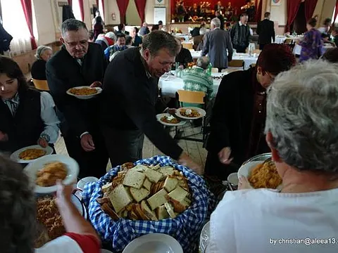 Erntedankfest Petersberg 2010 – Essensausgabe im Gemeindesaal