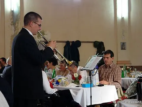 Erntedankfest Petersberg 2010 – Pfarrer Dr. Peter Klein begleitet das Singen mit der Trompete
