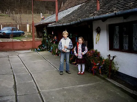 Palmzweige Tragen – Kinder im Hof mit den geschmückten Zweigen