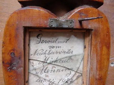 Nachbarlade Birthälm – Nachbarzeichen Birthälm (mit Fensterchen)